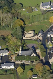 France, Côtes-d'Armor (22), Temple de Lanleff, ancienne chapelle du XIème siècle bati par les Templiers sur le modèle du Saint Sépulcre de Jérusalem (vue aérienne)