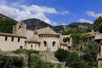 France, Hérault (34), village médiéval de Saint-Guilhem-le-Désert, étape du pélerinage de Saint-Jacques-de-Compostelle, labellisé Les Plus Beaux Villages de France, abbaye de Gellone du XIe siècle classée Patrimoine Mondial de l'UNESCO, chevet de l'église