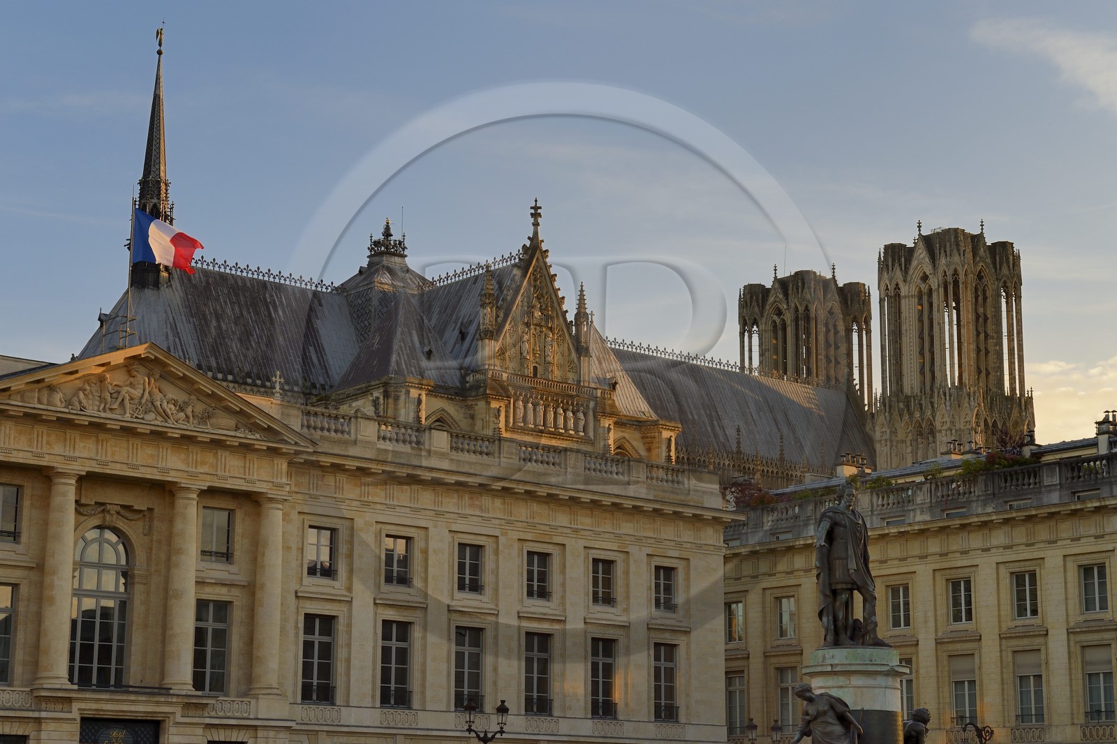 France, Marne (51), Reims, la cathédrale Notre-Dame de Reims, classée Patrimoine Mondial de l'UNESCO, et la statue de Louis XV sur la place royale en premier plan