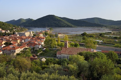 Croatie, Dalmatie, cote dalmate, presqu'ile de Peljesac, la vieille-ville de Ston, le Fort Kastio à gauche et le monastère Saint-Nicolas à droite, les anciens marais salants en arrière plan
