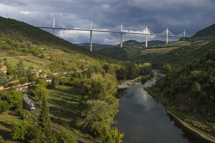 France, Aveyron (12), parc naturel régional des Grands Causses, Peyre, le viaduc de Millau des architectes Michel Virlogeux et Norman Foster, passage du TER en bordure du Tarn
