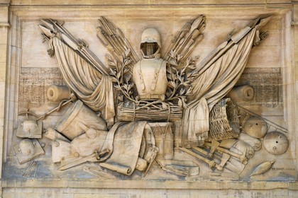 France, Moselle (57), Metz, caserne Ney, trophée d’armes en haut-relief de l'entrée principale datant de 1854