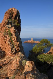 France, Var (83), Agay commune de Saint-Raphaël, massif de l'Estérel, la Corniche d'Or, la tour de l'Ile d'Or au large du cap du Dramont