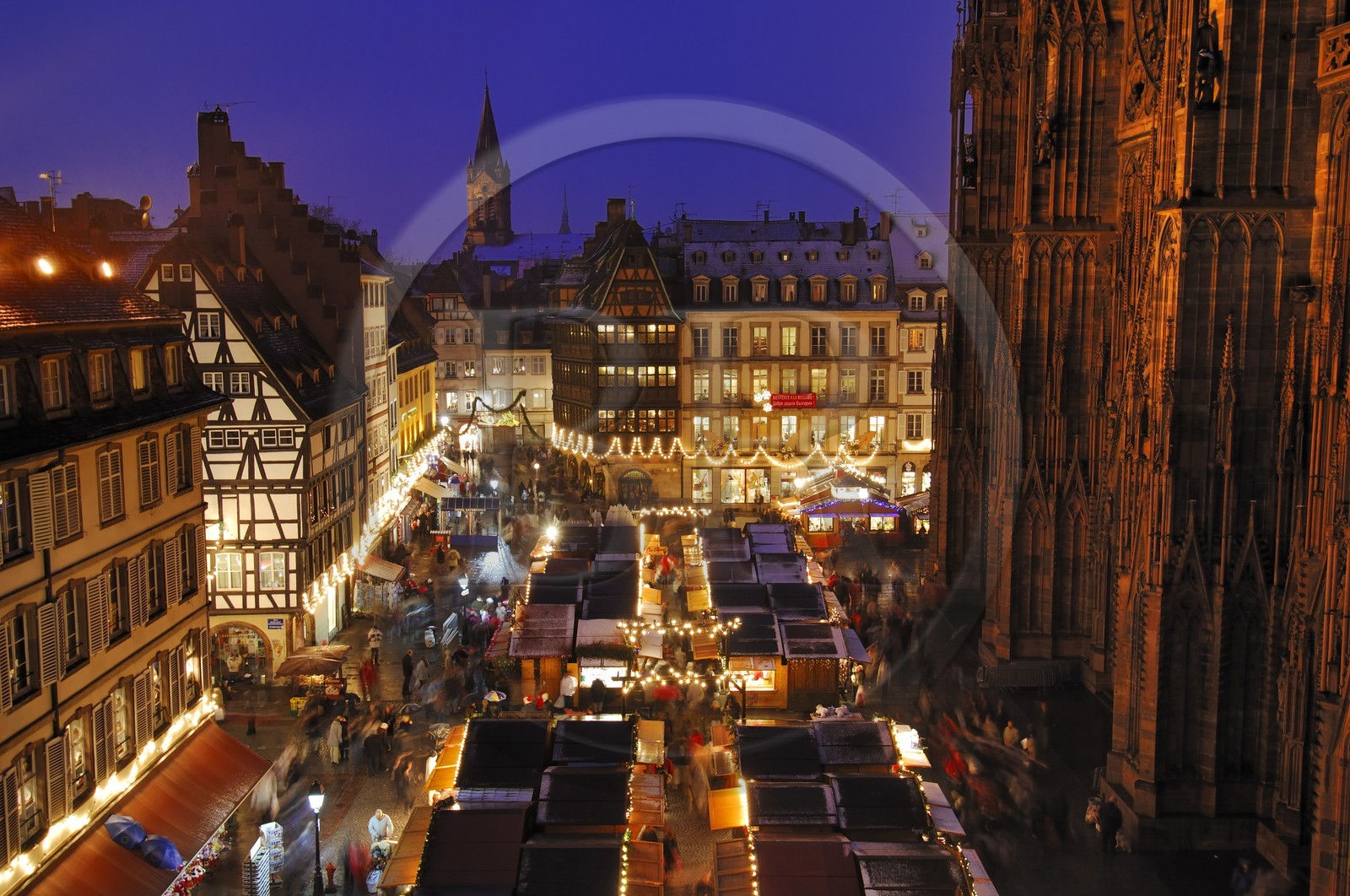 France, Bas Rhin (67), Strasbourg, cabane du marche de Noel place de la Cathedrale