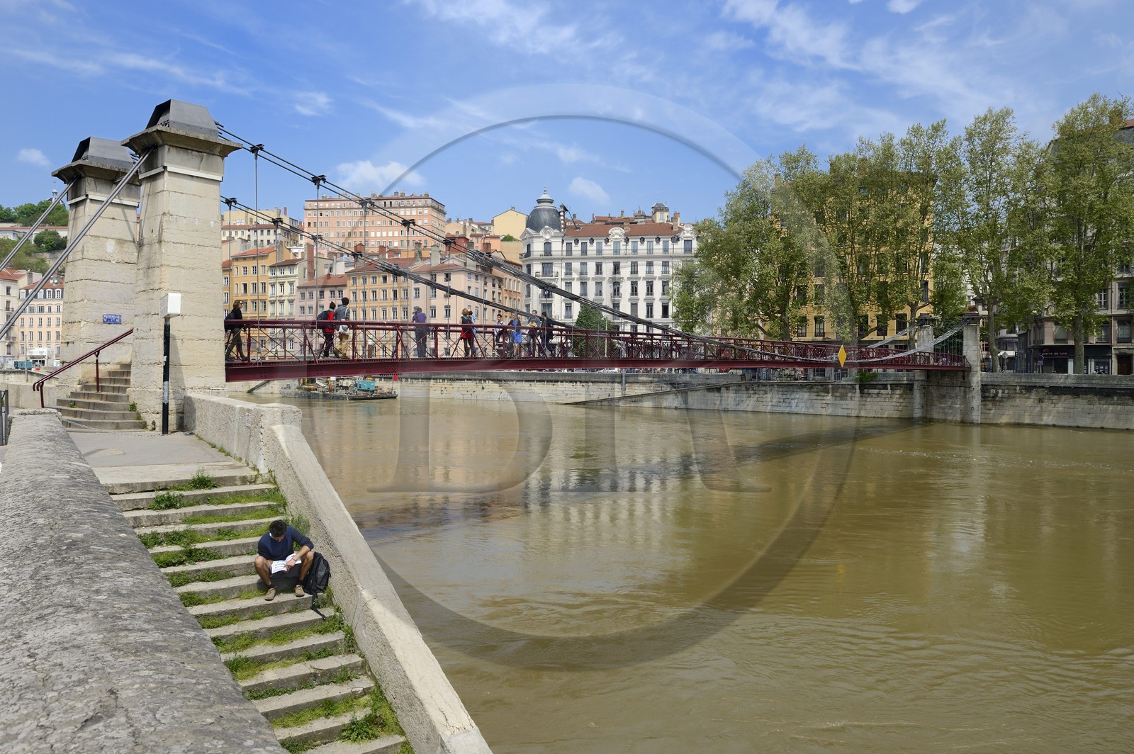 France, Rhône (69), Lyon, site historique classé Patrimoine Mondial de l'UNESCO, quai Bondy, la passerelle Saint Vincent sur la Saône et le quartier de la Croix Rousse en arrière plan