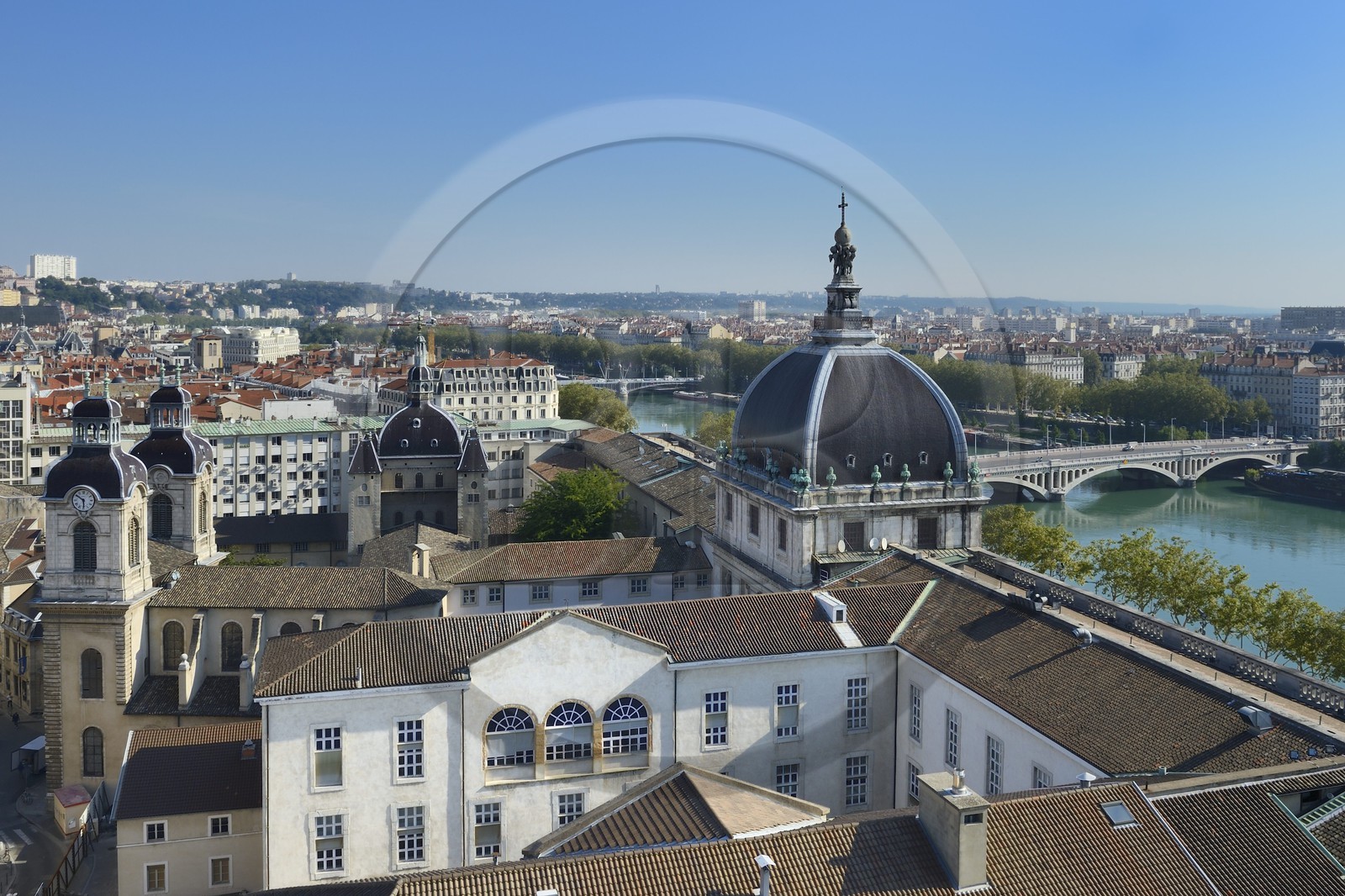 France, Rhône (69), Lyon, site historique classé Patrimoine Mondial de l'UNESCO, l'hôpital de l'Hôtel Dieu et le Grand dôme qui domine le Rhône