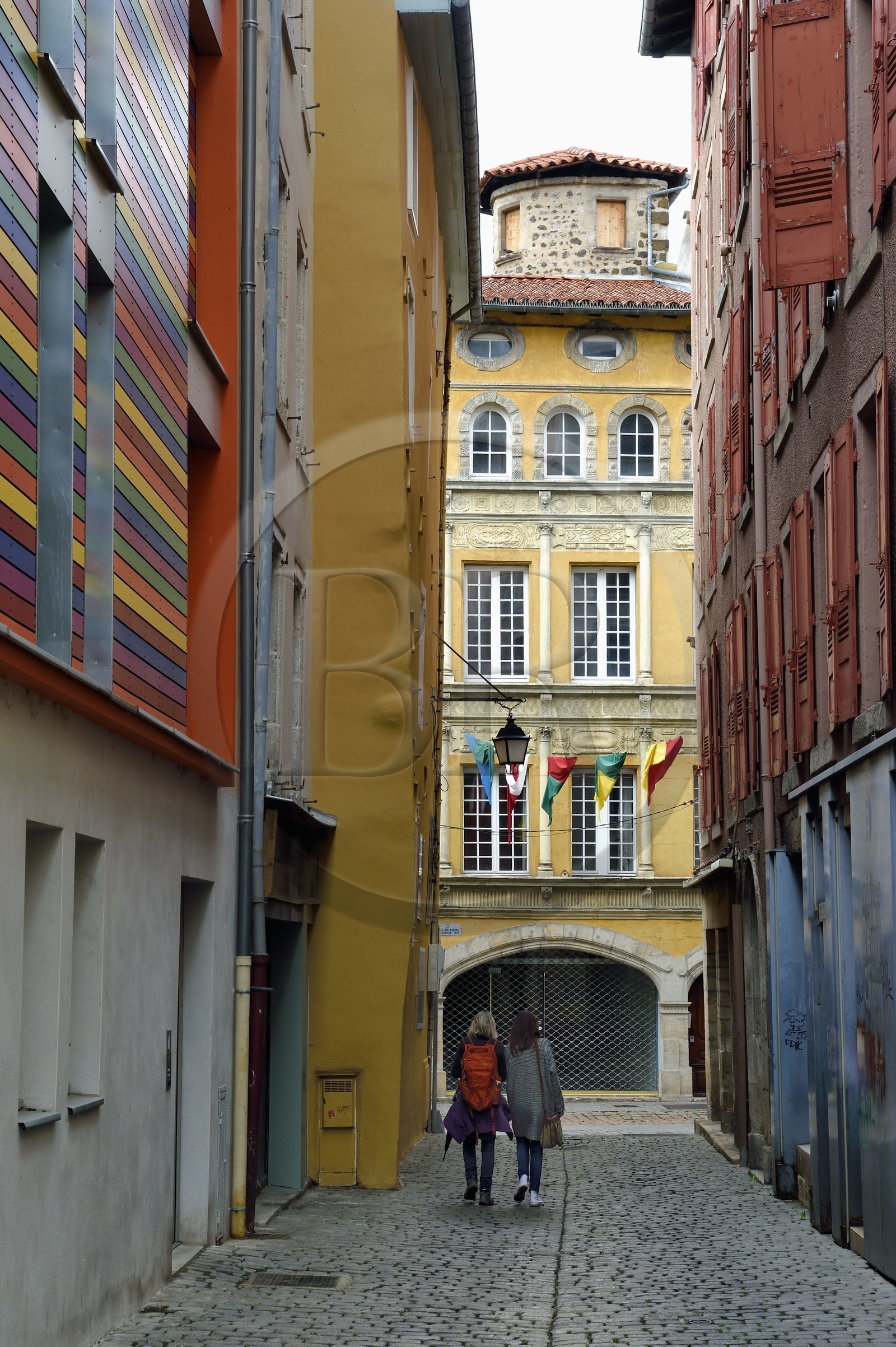 France, Haute-Loire (43), Le Puy-en-Velay, étape classée Patrimoine Mondial de l'UNESCO dans le cadre des chemins de Compostelle, ville Basse, la rue des Consuls amenant sur l'Hotel des Chirurgiens Ganirol (1576) dans la rue Pannessac