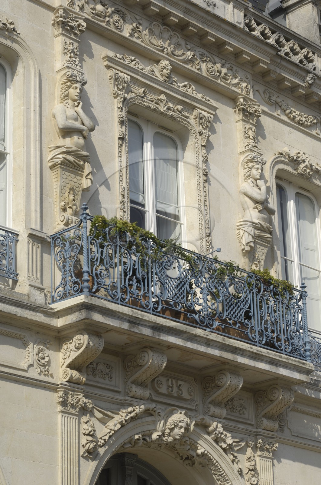 France, Charente-Maritime (17), Rochefort, rue de la République (trésor public au n°93)