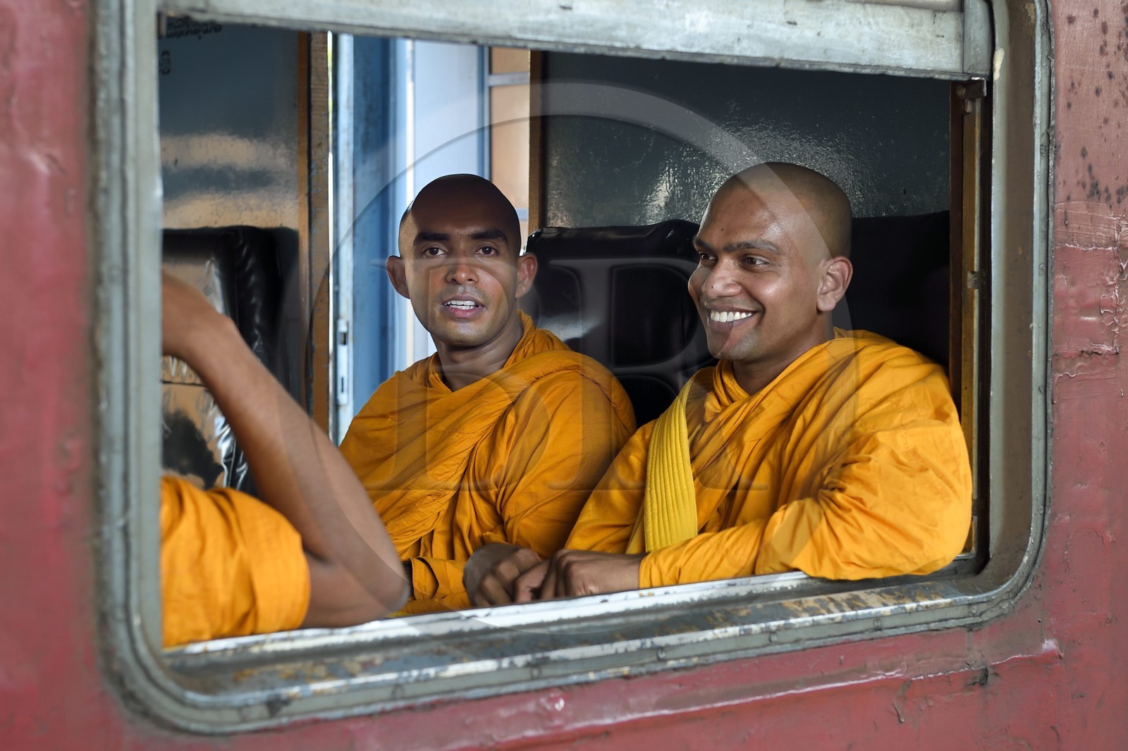 Sri Lanka, Province du Sud, moines bouddhistes dans le train de Colombo à Galle