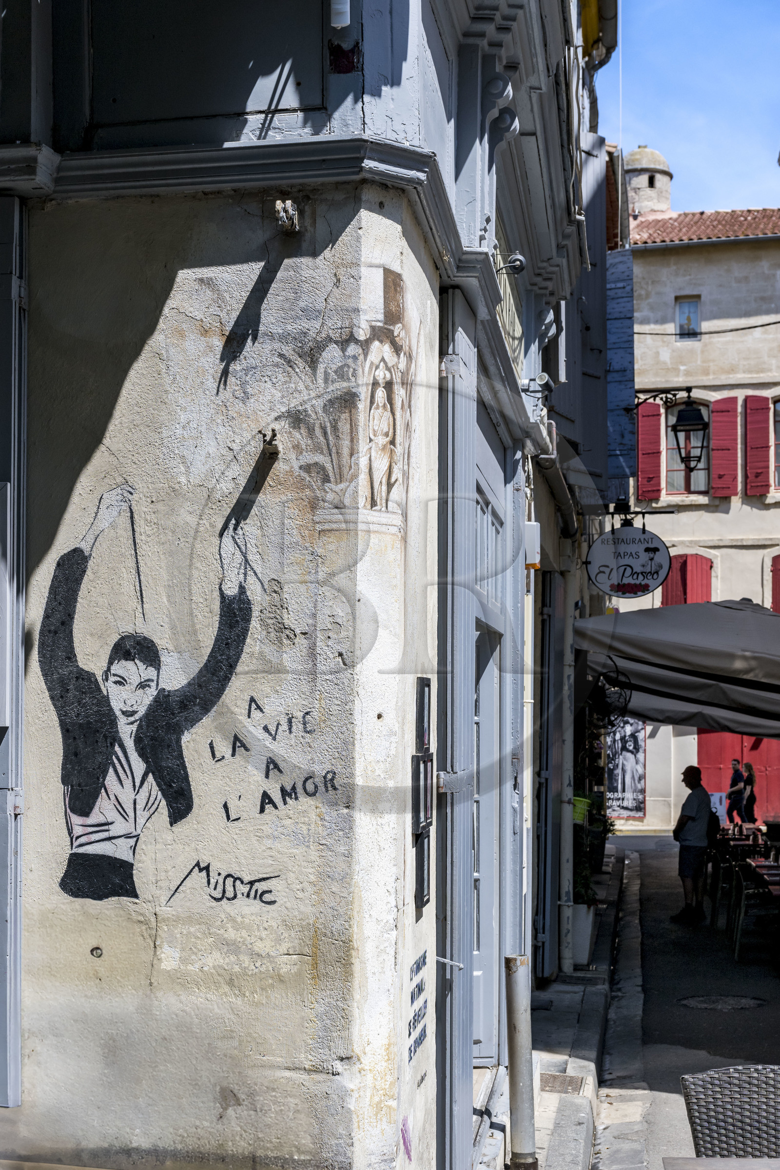 France, Bouches-du-Rhône (13), Arles, pochoir de Miss.Tic à l'angle de la place du Forum