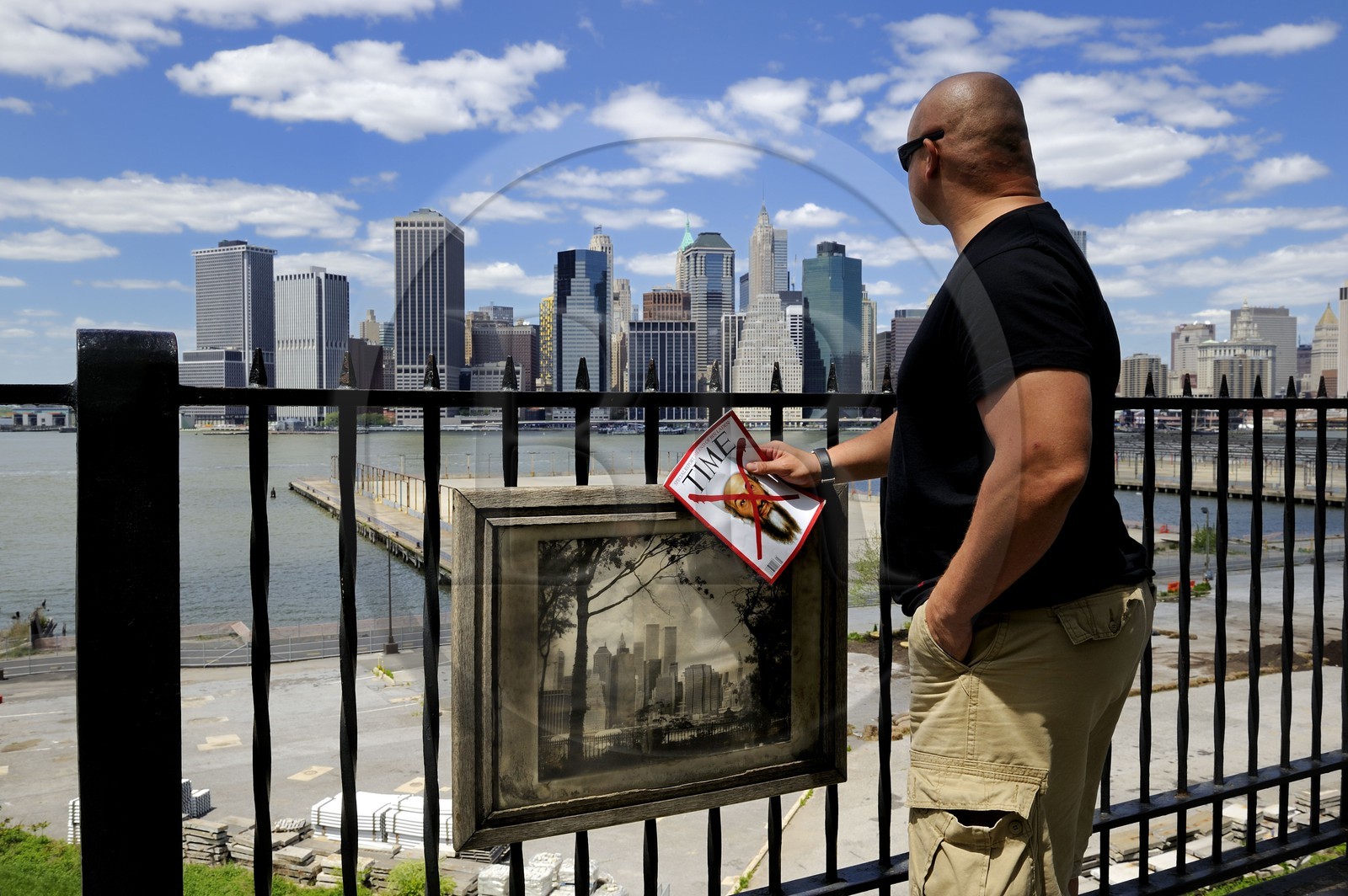 Etats-Unis, New York, Downtown Manhattan vue de la promenade à  Brooklyn, le Time magazine annoncant la mort de Ben Laden face au site des attentats du 11 septembre 2001 sur les tours jumelles du World Trade Center