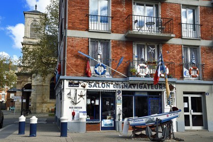 France, Seine-Maritime (76), Le Havre, quartier Saint-François dit quartier Breton,  le très particulier Salon des Navigateurs du coiffeur Daniel Lecompte