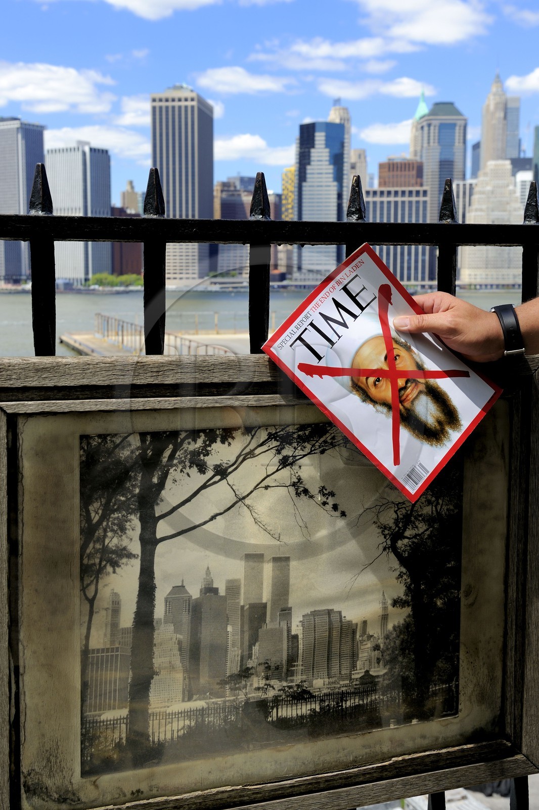 Etats-Unis, New York, Downtown Manhattan vue de la promenade à  Brooklyn, le Time magazine annoncant la mort de Ben Laden face au site des attentats du 11 septembre 2001 sur les tours jumelles du World Trade Center