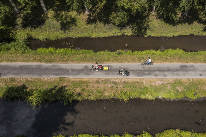 France, Deux-Sèvres (79), le Marais Poitevin, la Venise Verte, Sansais, randonnée à bicyclette le long de la Sèvre Niortaise sur la voie cyclable de la Vélo Francette (vue aérienne)