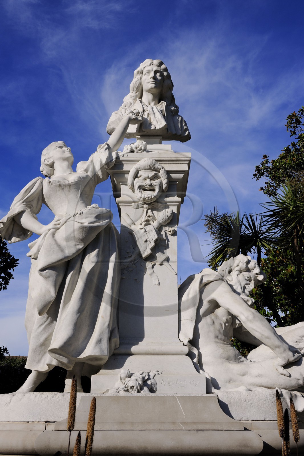 France, Hérault (34), Pézenas, Monument de Molière (1897), par Jean-Antoine Injalbert, le buste de Molière est entouré par une soubrette représentant la comédie et un satyre représentant la satire