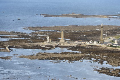 France, Finistère (29), Penmarc'h, Pointe de Penmarch, port Saint-Pierre, phare d'Eckmühl à droite, ancien phare et sémaphore à gauche (vue aérienne)