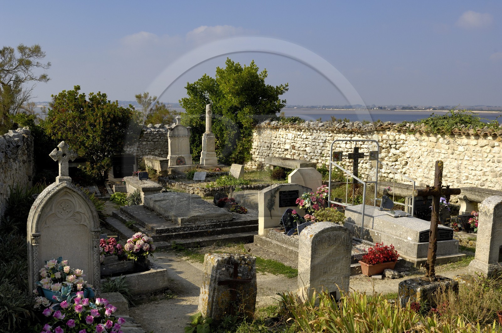 France, Charente-Maritime (17), Talmont-sur-Gironde, cimetière marin de l'église Sainte-Radegonde
