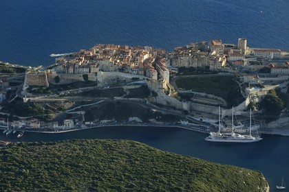 France, Corse-du-Sud (2A), Bonifacio, les falaises calcaires, la citadelle et la vieille ville (vue aérienne)