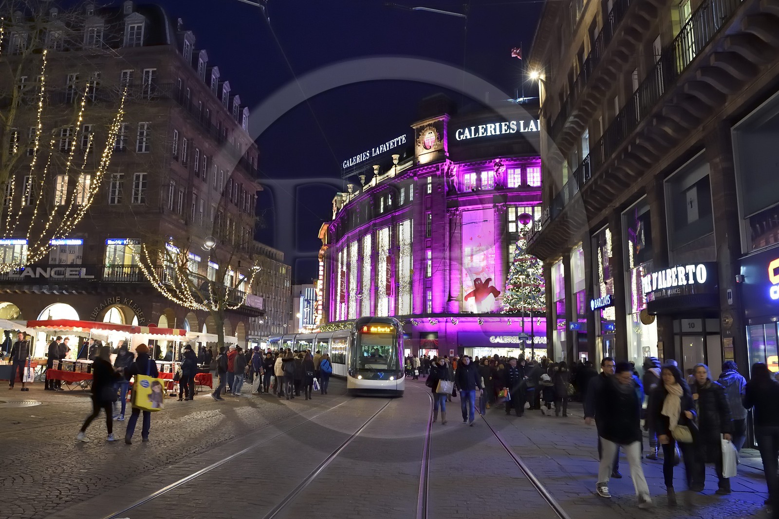 France, Bas-Rhin (67), Strasbourg, la place Kleber et les Galeries Lafayette décorées pour Noël dans la Rue du 22 Novembre