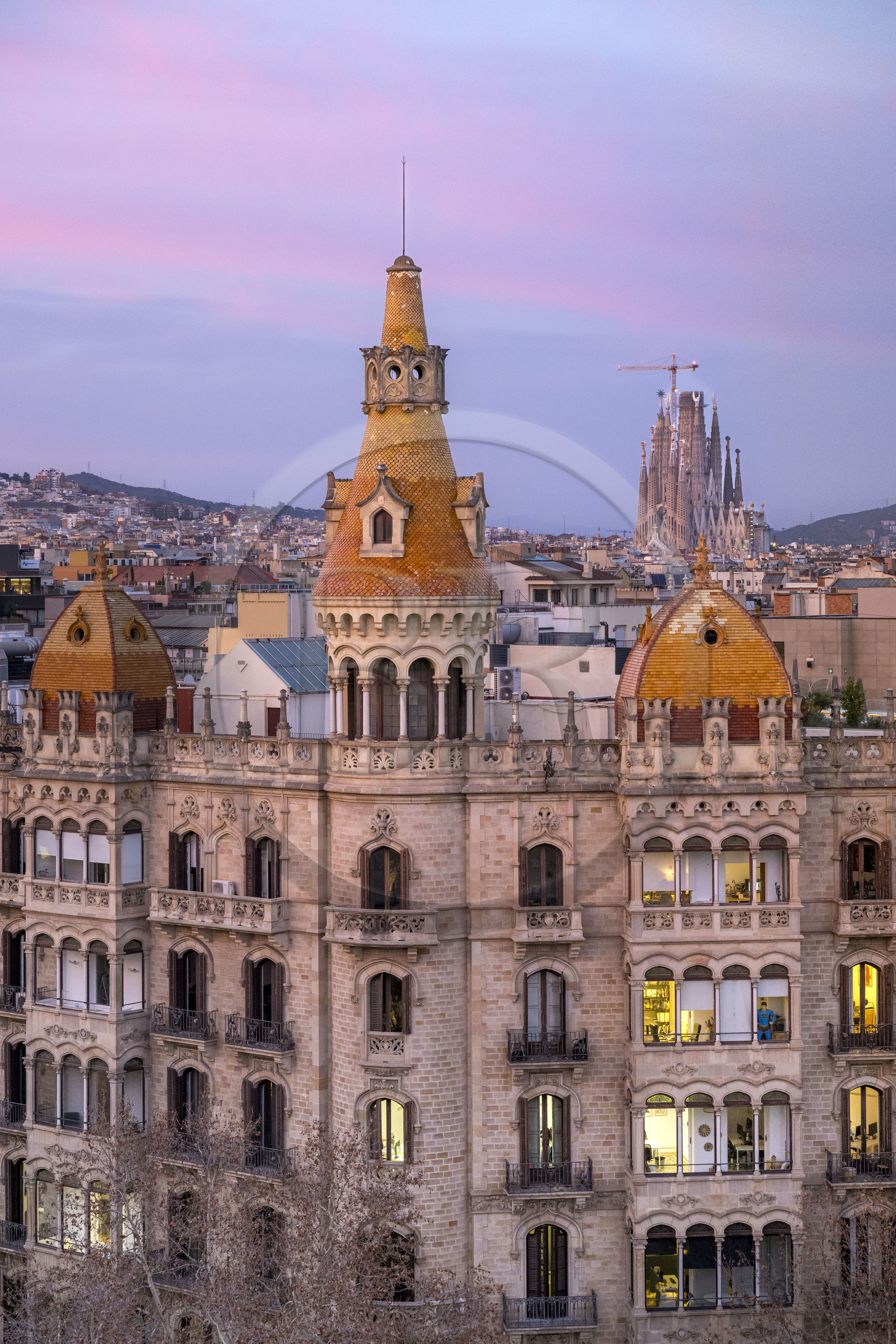 Spain, Catalonia, Barcelona, Eixample district, Passeig de Gracia, Casa Rocamora (1917) built by the architects of Catalan modernism Joaquim and Bonaventura Bassegoda i Amigo, the Sagrada Familia in the background