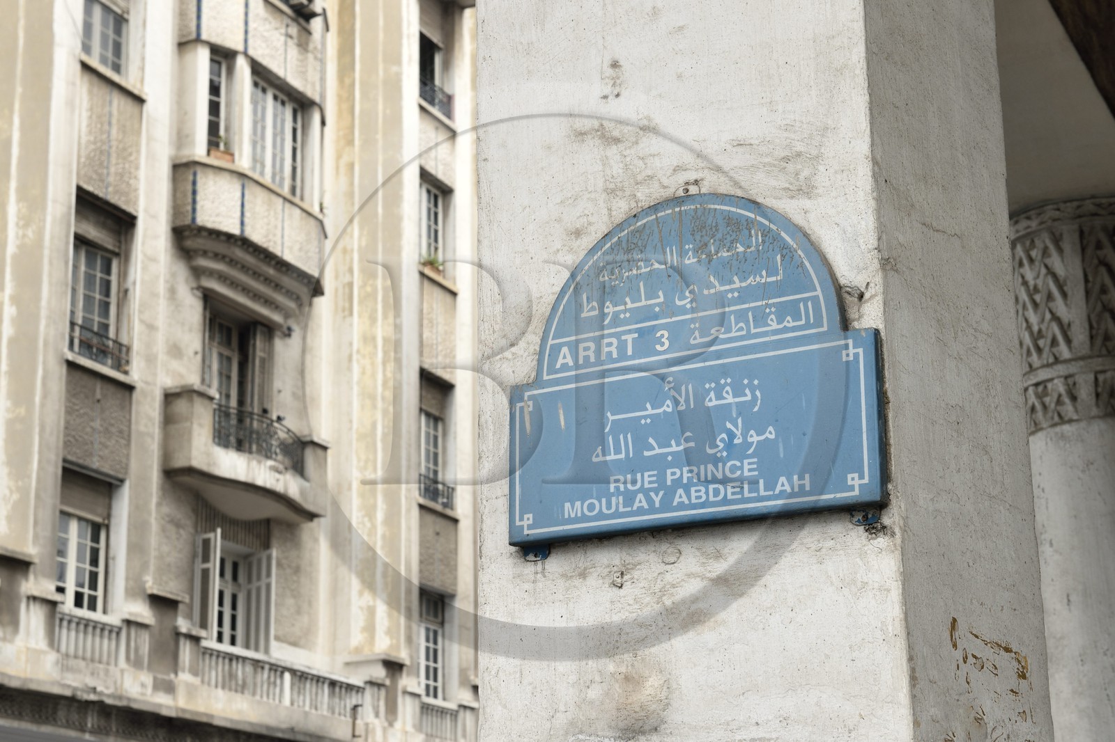 Maroc, Casablanca, plaque de rue et immeuble Art Déco
