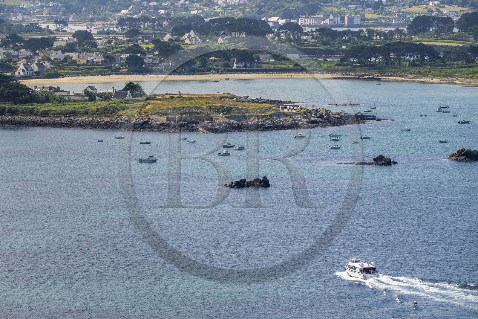 France, Finistère (29), Pays des Abers, iles dans l'estuaire de l'Aber Wrac'h vu depuis l'Ile Vierge, la plage de Lilia et l'Aber Wrac'h en arrière plan