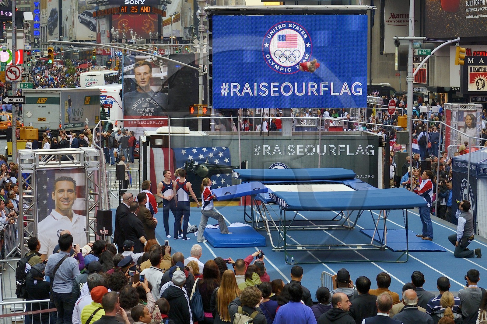 Etats-Unis, New York, Manhattan, Times Square, démonstration des gymnastes de l'équipe olympique américaine des J.O.