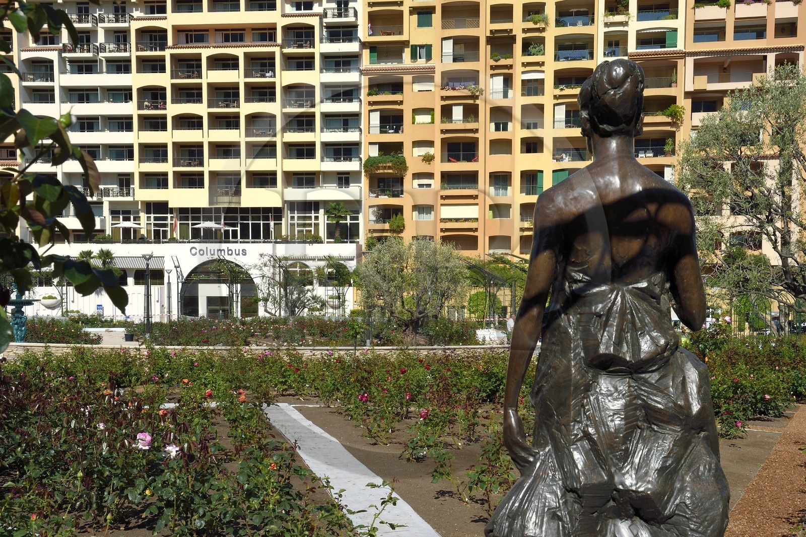 Principauté de Monaco, Fontvieille, la roseraie Princesse Grace et sa statue, hotel Columbus en arrière plan