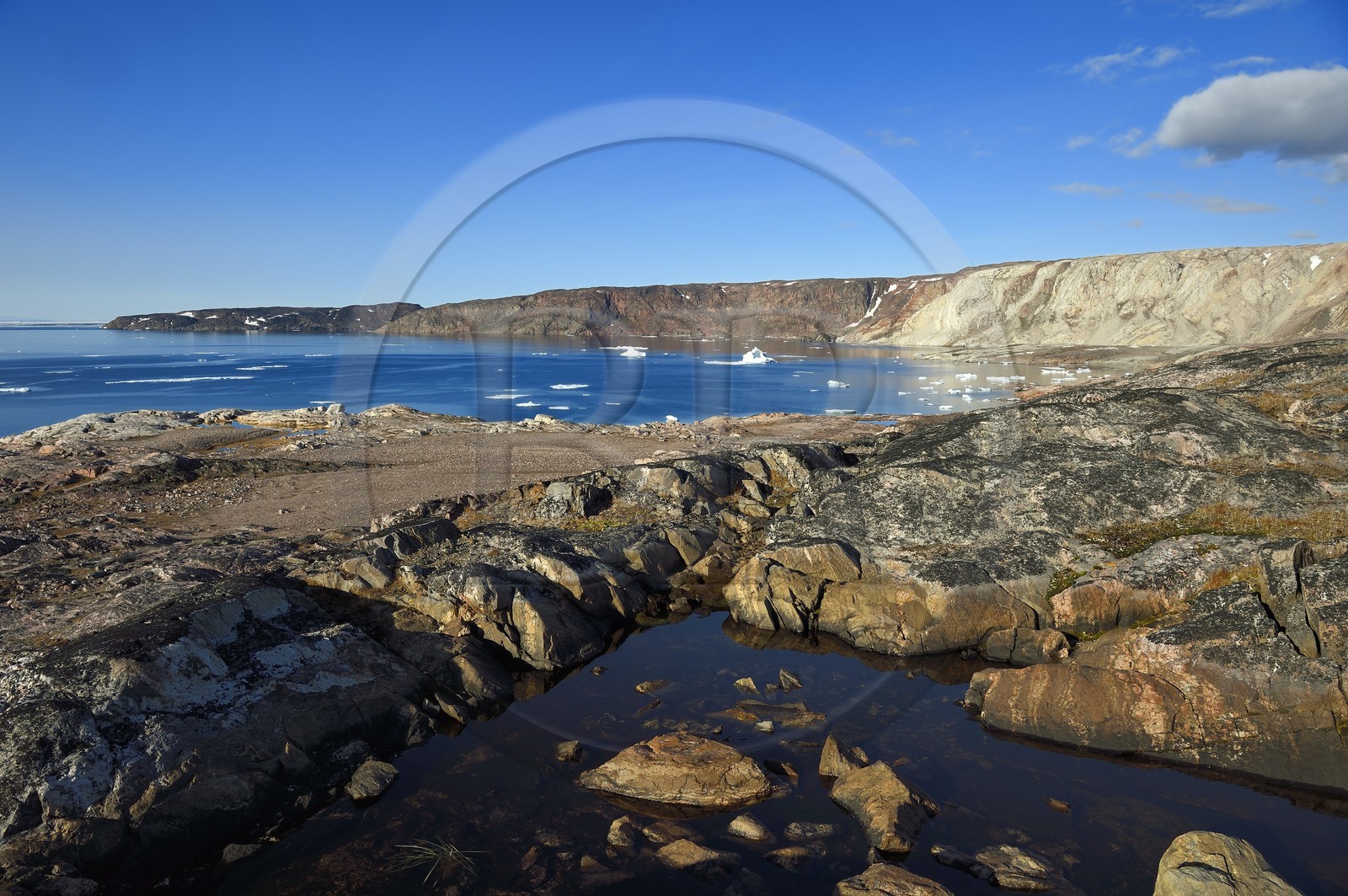 Groenland, cote Nord-Ouest, Smith sound au nord de la baie de Baffin, Inglefield Land, falaises du site de Etah dans le Foulke fjord, campement inuit aujourd'hui abandonné qui servit de base à plusieurs expéditions polaires