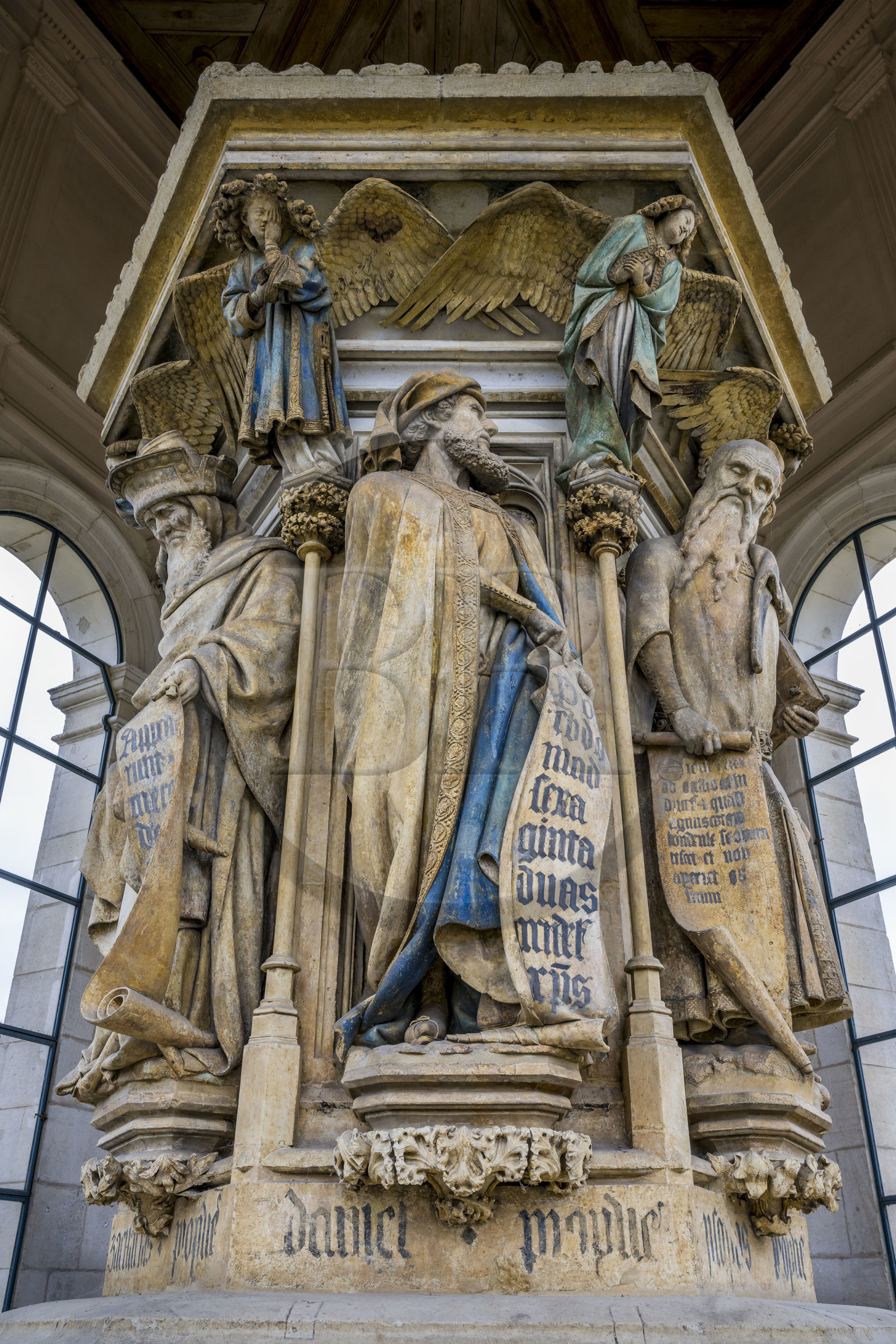 France, Côte-d'Or (21), Dijon, zone classée Patrimoine Mondial de l'UNESCO, chartreuse de Champmol, le Puits de Moïse de 1395-1405, chef-d'oeuvre du sculpteur flamand Claus Sluter, vestige d'un calvaire au centre du grand cloitre, statue des prophètes Zacharie à gauche, Daniel au centre et Isaïe à droite