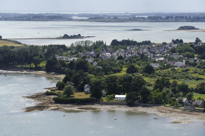 France, Morbihan, Gulf of Morbihan (Golfe du Morbihan), Artz island, town of Le Bourg (aerial view)