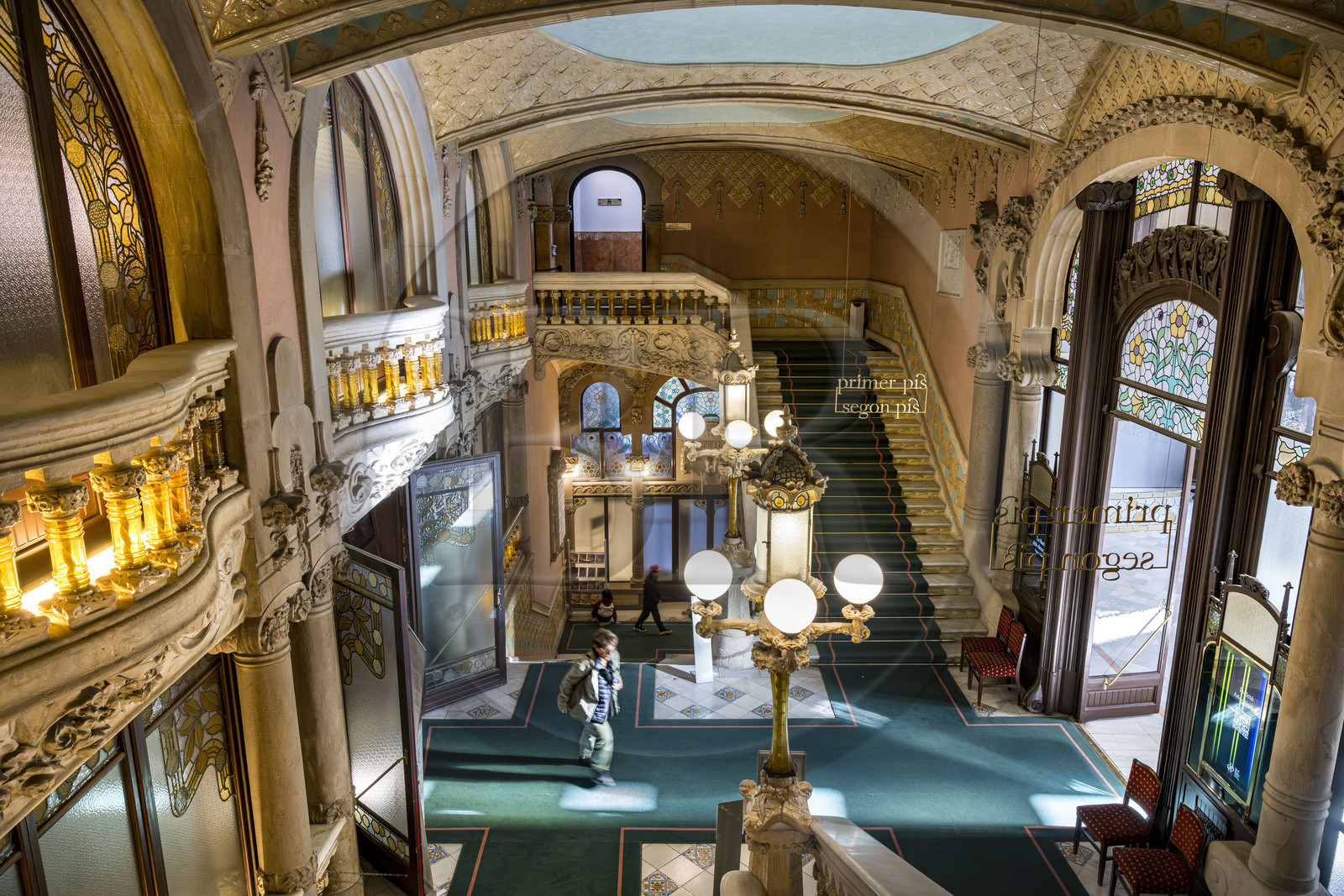 Espagne, Catalogne, Barcelone, Palau de la Musica Catalana (palais de la musique catalane), salle de concert dessinée par l'architecte du modernisme catalan Lluis Domènech i Montaner, site classé au Patrimoine Mondial de l'UNESCO, vestibule, la rampe des escaliers en pierre finement travaillée et supportée par des balustres en verre jaune transparent