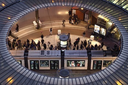 France, Bas-Rhin (67), Strasbourg, vieille ville classée au Patrimoine Mondial de l’UNESCO, station de la place de l'Homme de Fer traversée par les trams