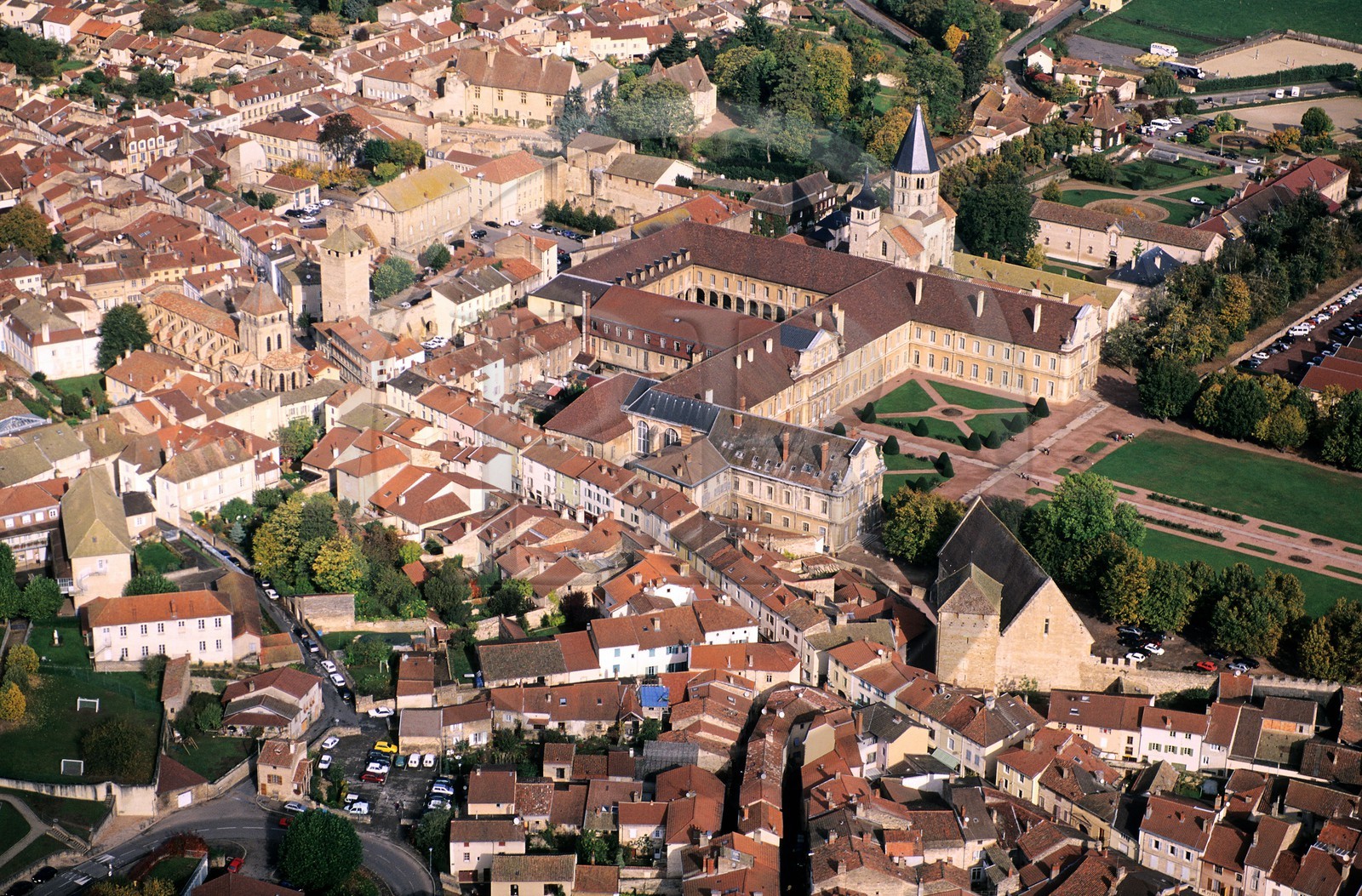 France, Saône-et-Loire (71), Mâconnais, ancienne abbaye de Cluny et la vieille ville (vue aérienne)