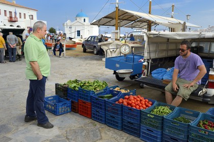 Grèce, Les Cyclades, mer Égée, île de Mykonos, Chora (Mykonos town), marché aux légumes