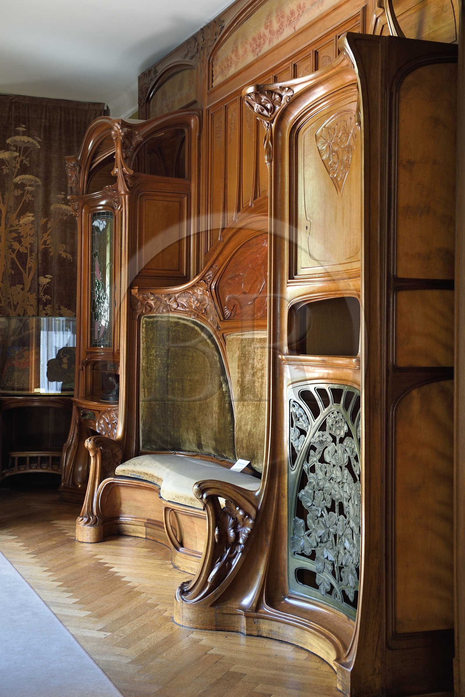France, Meurthe-et-Moselle (54), Nancy, musée de l'Ecole de Nancy dans l'ancienne propriété d'Eugène Corbin, banquette-bibliothèque au mineur (1902) de Eugène Vallin