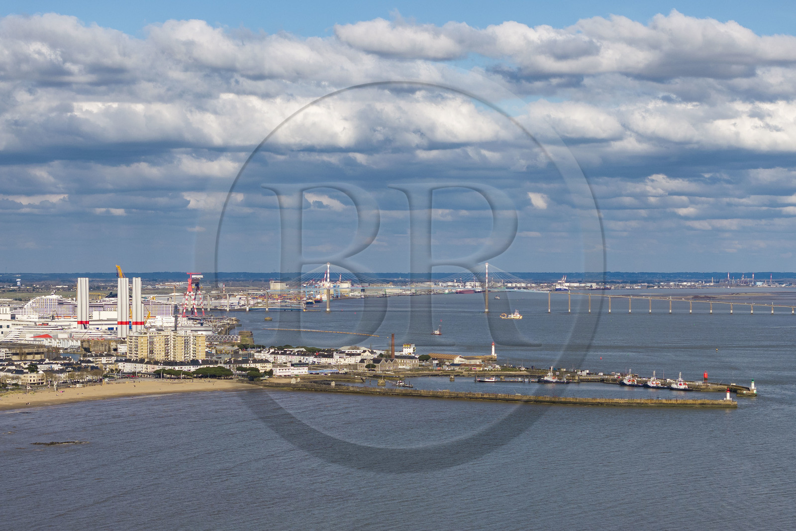 France, Loire-Atlantique (44), Saint-Nazaire, la pince de crabes (surnom donné à l'entrée Sud au bassin portuaire par les deux jetées) et le pont de Saint-Nazaire en arrière plan (vue aérienne)