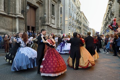 Italie, Sicile, Catane, ville baroque classée au Patrimoine Mondial de l'UNESCO, valse en costume dans la via Etna à l'occasion d'un téléthon