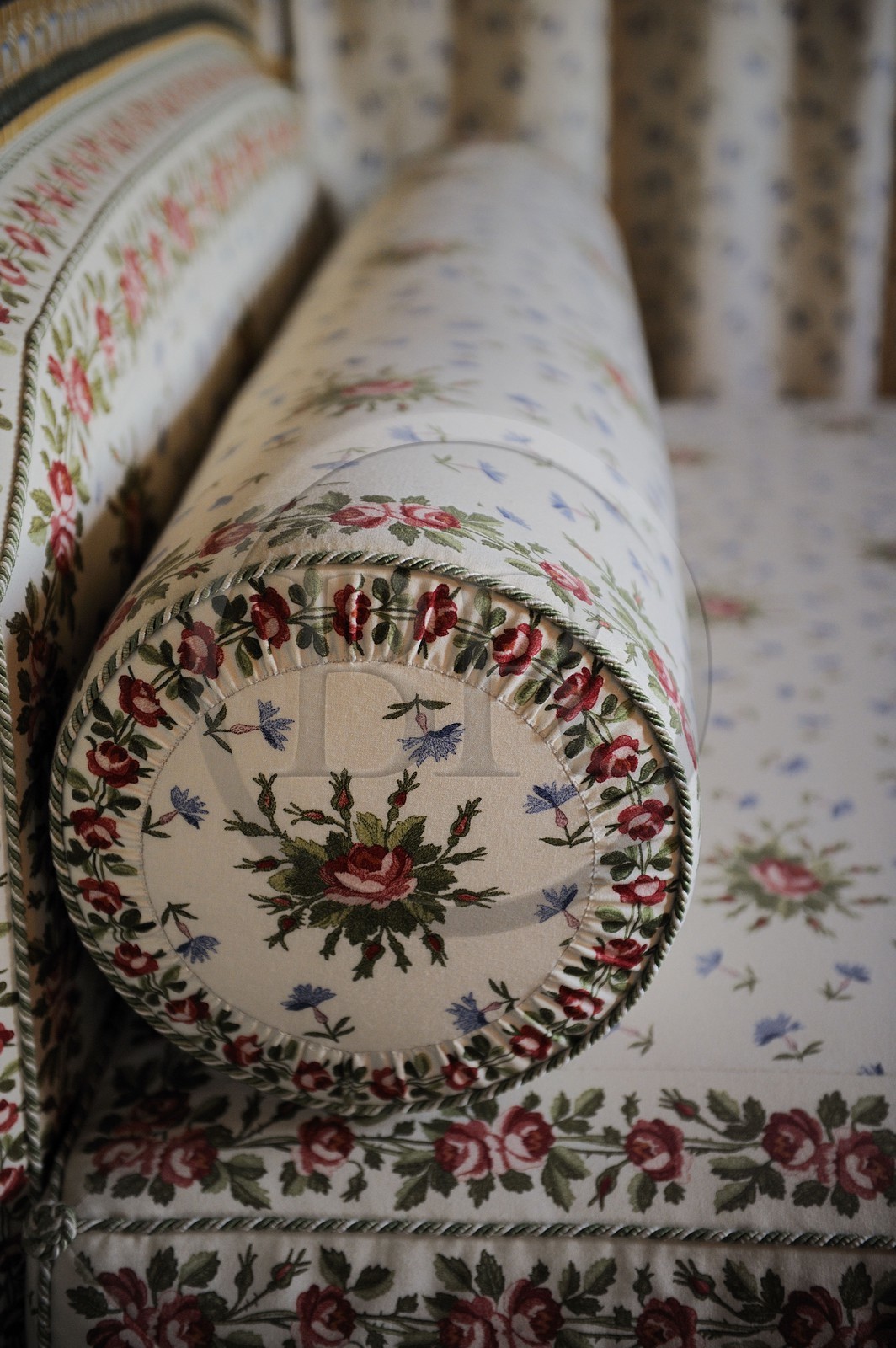 France, Yvelines (78), château de Versailles, classé Patrimoine Mondial de l'UNESCO, le domaine de Marie-Antoinette, le Petit Trianon, motif à fleurs sur le lit de la Reine
