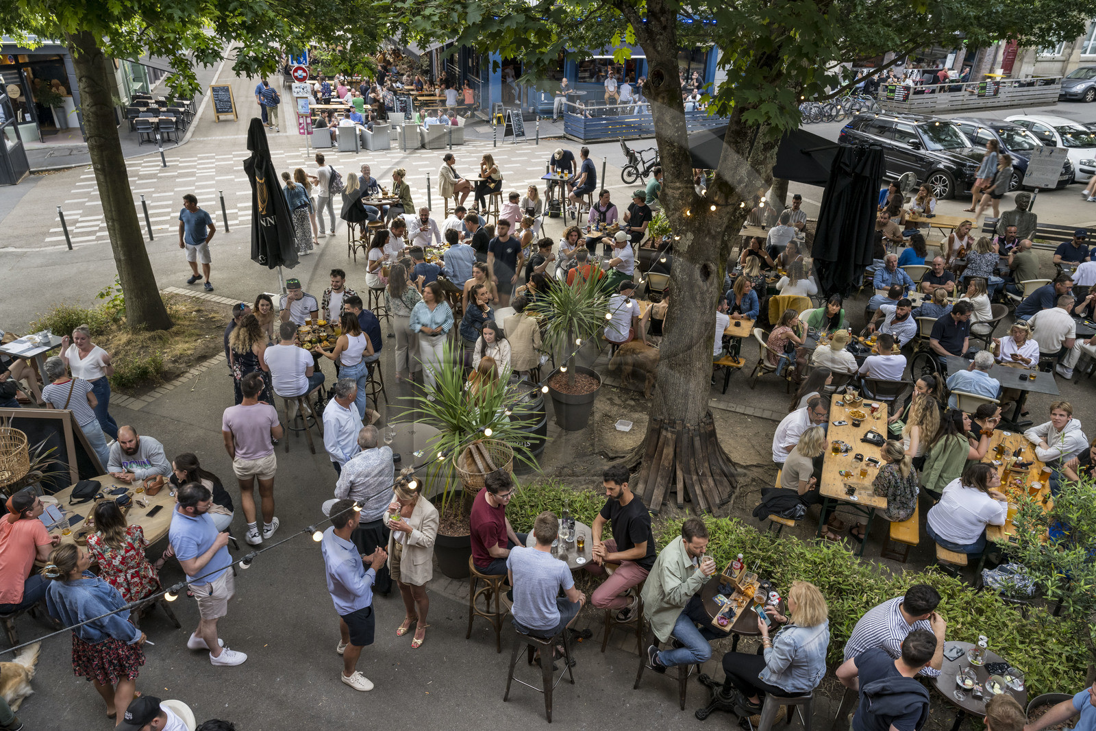 France, Morbihan (56), Lorient, Place Polig Montjarret, lieu de rencontre et de partage aux terrasses de restaurants et bars