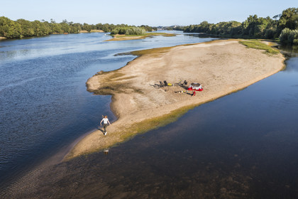 France, Maine-et-Loire (49), vallée de la Loire classée au Patrimoine Mondial par l'UNESCO, randonnée à bicyclette le long des berges de la Loire, campement pour la nuit sur un des bancs de sable formant des îles sur la Loire (vue aérienne)