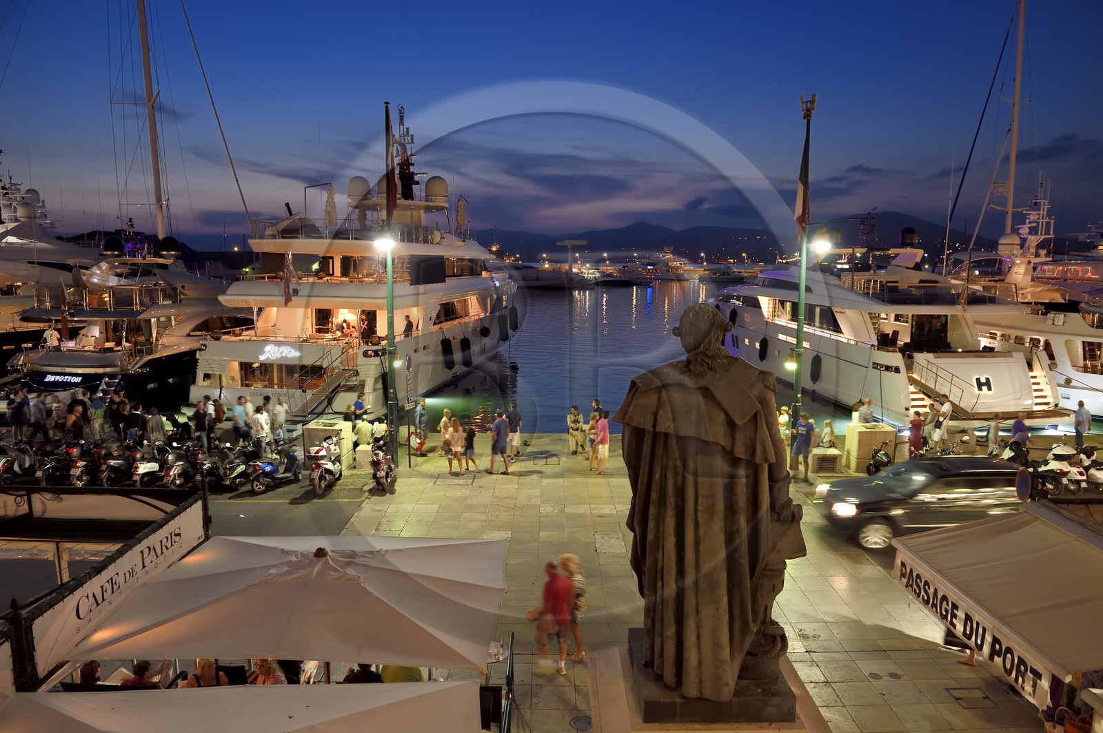France, Var, Saint-Tropez, quai de Suffren, Pierre André de Suffren bronze statue overlooking the harbor