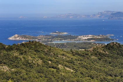 France, Var (83), Six-Fours-les-Plages, randonnée dans le massif du Cap Sicié vers la chapelle Notre-Dame du Mai, l'Ile des Embiez et le phare du Grand Rouveau en arrière plan