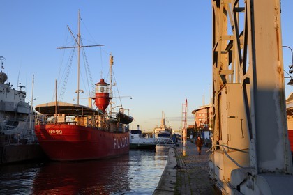 Suède, Västra Götaland, Göteborg (Gothenburg),  la flotte de bareau Maritiman dans le vieux port, le bateau-phare n°29 le Fladen a été construit en 1915 au chantier naval Bergsund à Stockholm