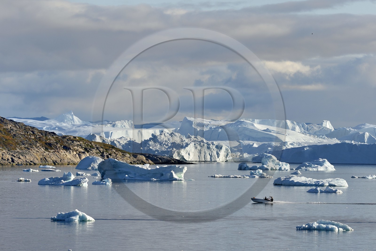 Groenland, cote ouest, baie de Disko, Ilulissat, hors-bord traversant le site du fjord glacé classé Patrimoine Mondial de l'UNESCO