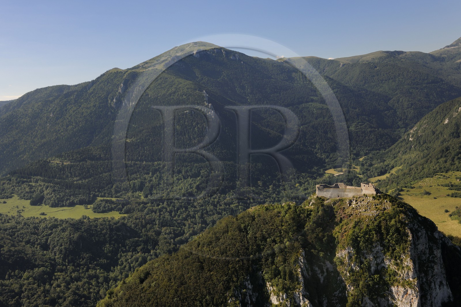 France, Ariège (09), Pays d' Olmes, château cathare de Montségur perché sur un pog et les Pyrénées
