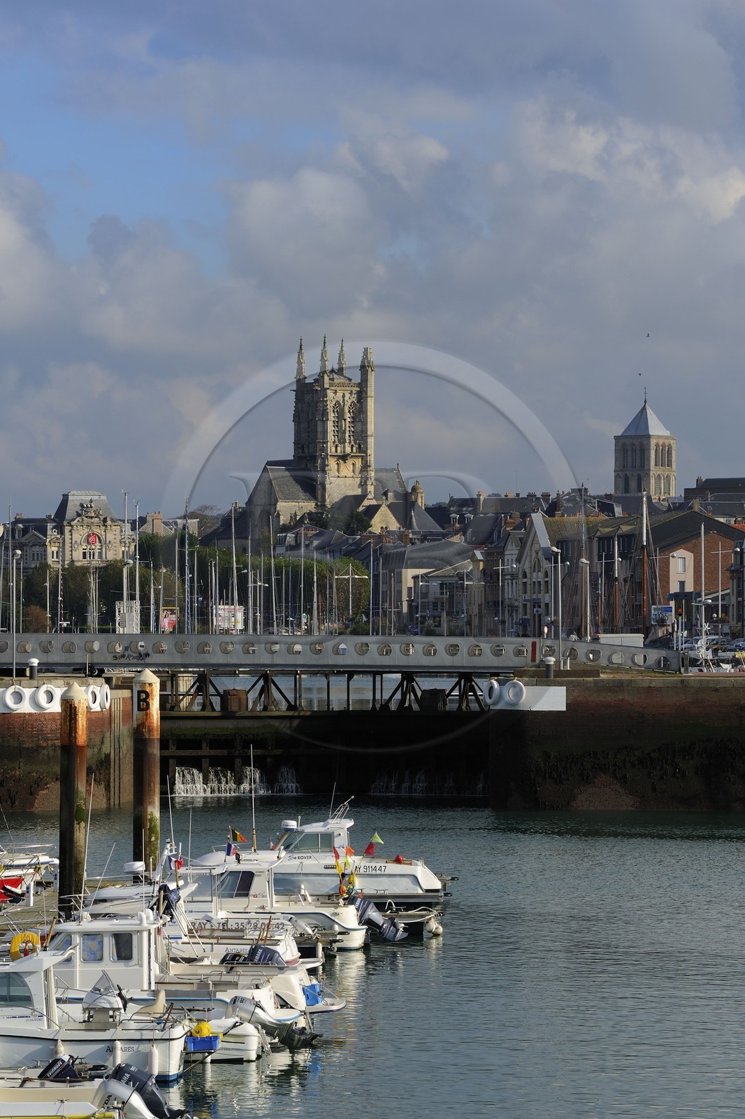 France, Seine-Maritime (76), Pays de Caux, Côte d'Albâtre, Fécamp, bateau de pêche dans la port et l'église Saint-Etienne