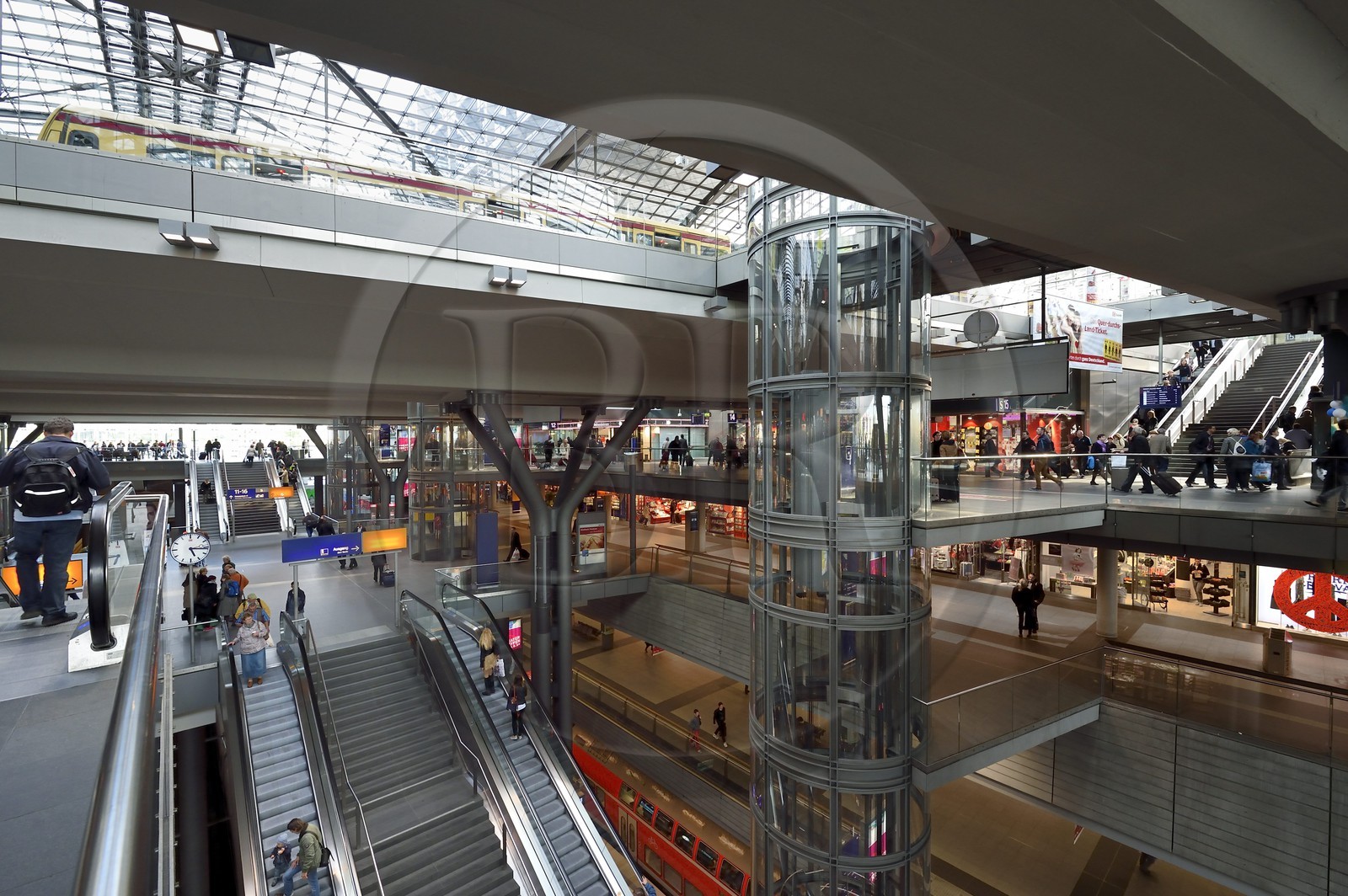 Allemagne, Berlin, Hauptbahnhof, la gare principale Hauptbahnhof conçue par l'architecte Meinhard von Gerkan