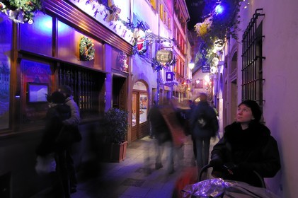 France, Bas Rhin (67), Strasbourg, decoration de la rue du chaudron dans la vieille ville a Noel et la winstub le clou