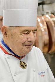 France, Rhône (69), Collonges-au-Mont-d'Or, Restaurant L'Auberge du Pont de Collonges de Paul Bocuse, trois étoiles au Guide Michelin depuis 1965, le grand chef cuisinier Meilleur ouvrier de France Paul Bocuse